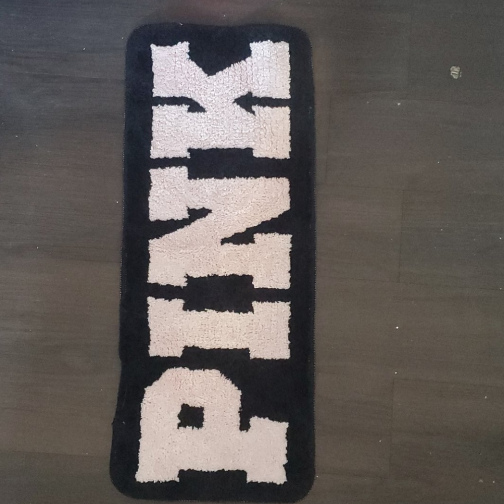 VICTORIA'S SECRET PINK BATH MAT